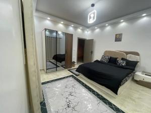 une chambre avec un lit et un grand miroir dans l'établissement La Dolce Villa with Private Pool, à Borg El Arab