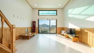 Nespecifikovaný výhled na hory nebo výhled na hory při pohledu z prázdninového domu