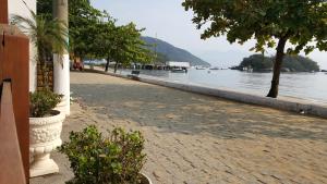 a cobblestone street next to a body of water at Pousada Agua Viva in Abraão