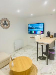 TV a/nebo společenská místnost v ubytování Wihi-Loges - Appartement grand studio, calme, centre ville de Nevers
