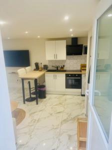 Kuchyň nebo kuchyňský kout v ubytování Wihi-Loges - Appartement grand studio, calme, centre ville de Nevers