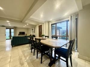 Posezení v ubytování Private Five Bedroom Bungalow in Chertsey