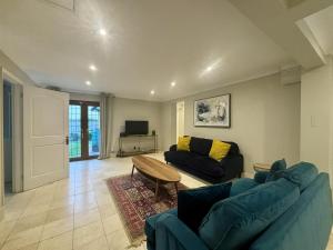 TV a/nebo společenská místnost v ubytování Private Five Bedroom Bungalow in Chertsey