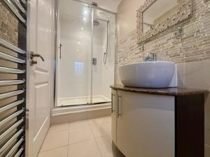 Koupelna v ubytování Private Five Bedroom Bungalow in Chertsey + 14 fotografií