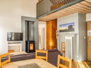 ein Wohnzimmer mit Sofa und Kamin in der Unterkunft Mas de la Barque in Gourdouze