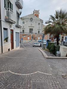 una strada vuota di fronte a una chiesa di Piazza Duomo Guest House ad Ariano Irpino
