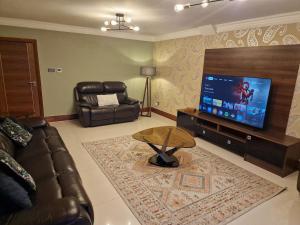 TV a/nebo společenská místnost v ubytování 4 Bed Ensuite Detached Family Home Near Heathrow Luxury