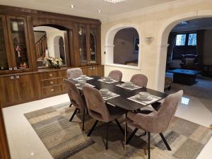 Posezení v ubytování 4 Bed Ensuite Detached Family Home Near Heathrow Luxury