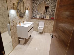 Koupelna v ubytování 4 Bed Ensuite Detached Family Home Near Heathrow Luxury + 27 fotografií