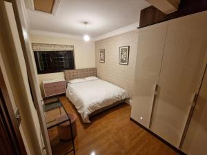 Postel nebo postele na pokoji v ubytování 4 Bed Ensuite Detached Family Home Near Heathrow Luxury