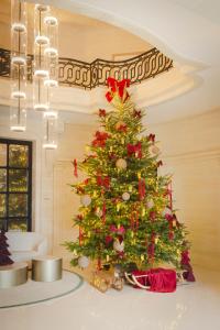 a christmas tree in the corner of a room at InterContinental Hotels Chantilly Chateau Mont Royal by IHG in Chantilly