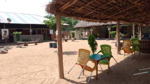 un gruppo di sedie e un tavolo sulla spiaggia di Monique CZ Abomey Plage ad Abomey