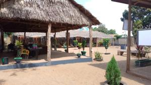 un resort con un patio con tetto di paglia e piante di Monique CZ Abomey Plage ad Abomey Altre 41 foto