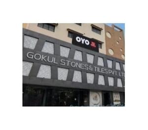 ein Gebäude mit einem Schild an der Seite in der Unterkunft Gokul Residency in kolkata