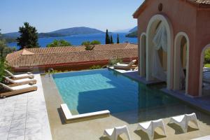 ニドリにあるVilla Veneziano Suites & Villaのラウンジチェア付きのスイミングプール、家