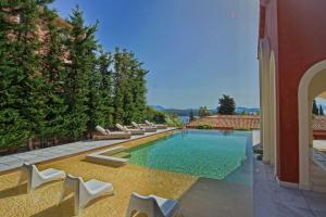 ニドリにあるVilla Veneziano Suites & Villaの家の中のスイミングプール(ラウンジチェア付)