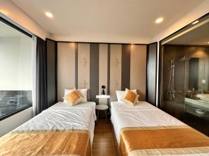 a hotel room with two beds and a shower at Phương hotel Lyn Time Thanh Thuỷ in La Phu