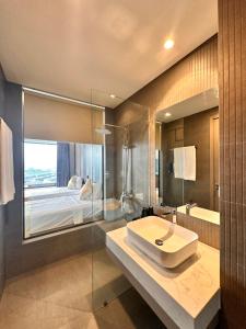 a bathroom with a sink and a bed at Phương hotel Lyn Time Thanh Thuỷ in La Phu