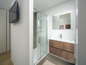 een badkamer met een wastafel en een glazen douche bij MarinaPark Beach Resort Soal in Workum +52 foto's