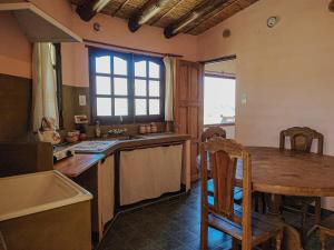 een keuken met een tafel, een wastafel en een aanrecht bij Escalera de piedra 2 in Tilcara