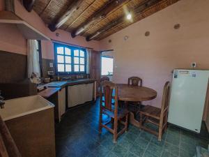 een keuken met een tafel en een koelkast bij Escalera de piedra 2 in Tilcara +20 foto's
