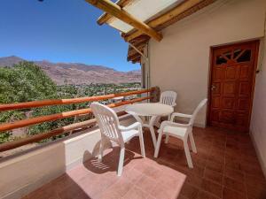 een terras met een tafel en stoelen op een balkon bij Escalera de piedra 2 in Tilcara