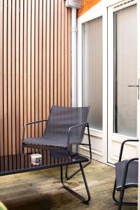 een zwarte stoel op een balkon bij Bordeaux Suites & Spa in Bordeaux