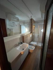 Et badeværelse på Happy family in centro Limone