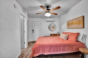 Giường trong phòng chung tại OSU Weekend Retreat - Steps to Campus