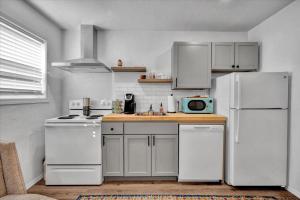 Nhà bếp/bếp nhỏ tại OSU Weekend Retreat - Steps to Campus