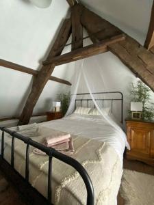 een slaapkamer met een bed op zolder bij Gîte 1 Château Bellenau in Saint-Côme-du-Mont