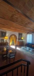 een woonkamer met een bank en een tafel bij Vita Toscana Guest House in Chiusi