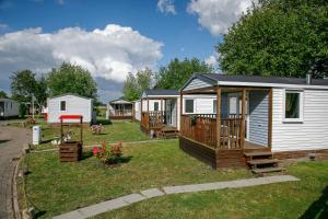 une rangée de mobil-homes dans une cour dans l'établissement KNAUS Campingpark Eckwarderhörne, à Eckwarderhörne