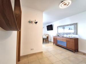 Et tv og/eller underholdning på Marina PLAZA Beach Apartment