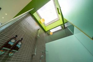 ein Badezimmer mit Dusche, Fenster und Uhr in der Unterkunft 懶懶小日子 in Hou-hou