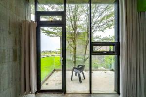 einem Stuhl vor einem Fenster in der Unterkunft 懶懶小日子 in Hou-hou