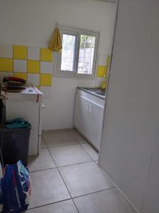 Kuchyň nebo kuchyňský kout v ubytování au calme, avec terrain et sentier littoral