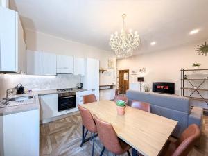 Η κουζίνα ή μικρή κουζίνα στο FREE PARK - Elegant Two-Bedroom Apartment with Balcony