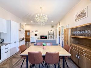 Η κουζίνα ή μικρή κουζίνα στο FREE PARK - Elegant Two-Bedroom Apartment with Balcony