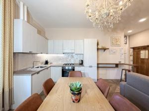 Η κουζίνα ή μικρή κουζίνα στο FREE PARK - Elegant Two-Bedroom Apartment with Balcony