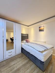 Giường trong phòng chung tại Ruhiges Apartment nähe Lübeck - Ostsee