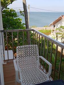eine weiße Bank auf einem Balkon mit Meerblick in der Unterkunft Hilton Hill in Varkala