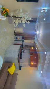 Zimmer mit Blick auf ein Bett und Blumen in der Unterkunft Ann'sbammyline Serene homes in Ruiru