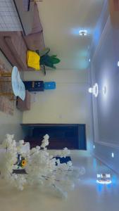 ein Zimmer mit einem Haufen Trümmer auf dem Boden in der Unterkunft Ann'sbammyline Serene homes in Ruiru