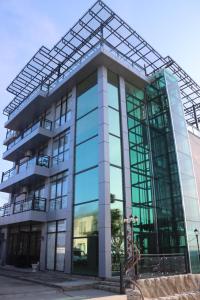 a tall glass building with a lot of windows at Hotel Kochana in Chʼkhorotsqu