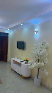 Zimmer mit einem Schreibtisch mit einem Baum in der Unterkunft Ann'sbammyline Serene homes in Ruiru