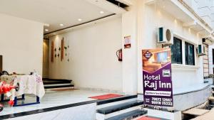 Ο χώρος του λόμπι ή της ρεσεψιόν στο Hotel Raj Inn