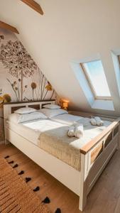 una camera con un grande letto e un lucernario di Lawendowe Rancho a Szczytna Altre 8 foto