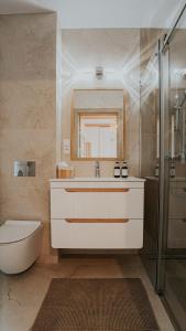 un bagno con lavandino, WC e doccia di Lawendowe Rancho a Szczytna