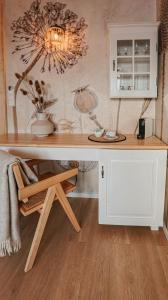 scrivania in camera con tavolo in legno di Lawendowe Rancho a Szczytna